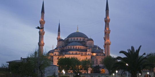 Doa Masuk Masjid Sesuai Hadis Sahih, Lengkap dengan Artinya