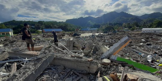 Meja dan Kursi SMK Negeri 1 Rangas Mamuju Diambil Warga Usai Diguncang Gempa