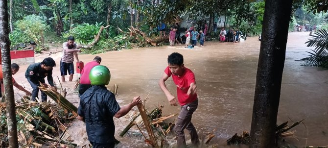 sungai paruk di banyuwangi meluap