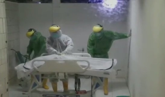 jenazah pasien corona disalati oleh tim medis