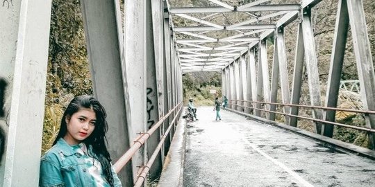Perempuan Ini Curhat Lewat Jembatan Cangar Mojokerto, Komentar Warganet Bikin Heran