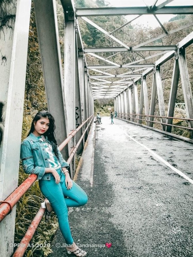 perempuan foto di jembatan cangar mojokerto