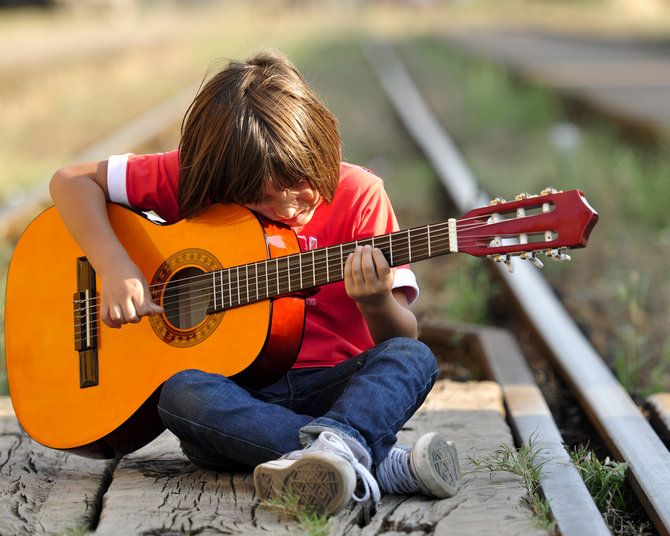ilustrasi anak bermain gitar