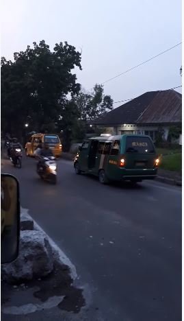 anggota tni ketemu angkot lawan arah