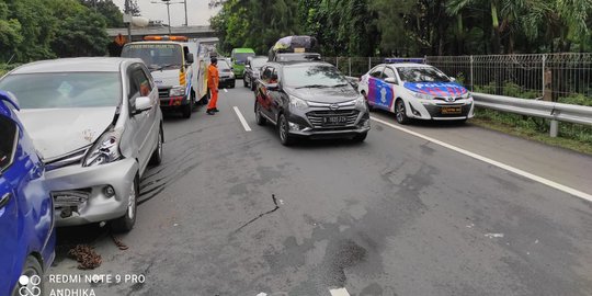 4 Mobil Terlibat Kecelakaan Beruntun di Tol Cawang