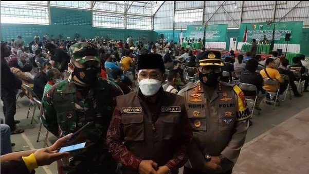 pj bupati sidoarjo hudiyono menghadiri sidang tipiring para pelanggar prokes saat ppkm