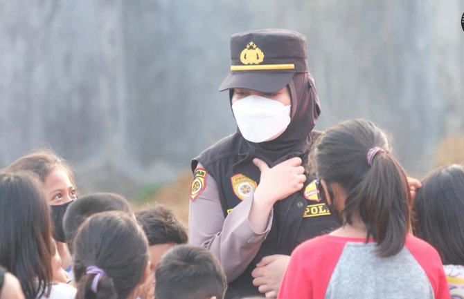 tim trauma healing mabes polri bermain dengan anak anak korban gempa