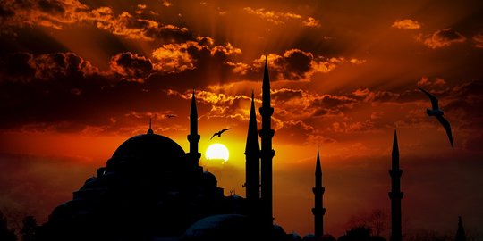 Bacaan Niat Sholat Maghrib Sendiri Dan Berjemaah Dilengkapi Tata Cara Pengerjaannya Merdeka Com