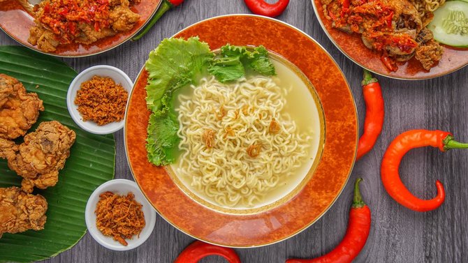 ilustrasi mi kuah ayam bawang