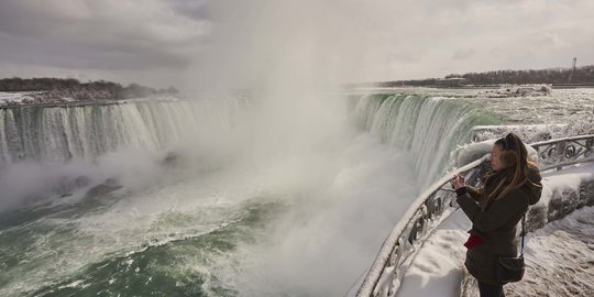 Menikmati Keindahan Air Terjun Niagara di Musim Dingin