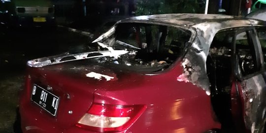 Mobil Sedan Terbakar di Jalan Pajajaran Bogor Timur