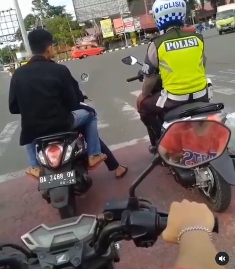 viral video pemuda tak kenakan helm jejeran dengan polisi