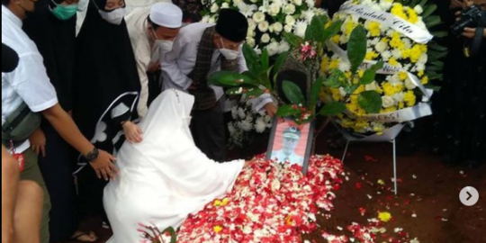 4 Momen Pemakaman Kapten Afwan Pilot Sriwijaya Air, Tangis Istri Pecah