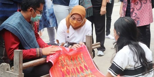 Kunjungi Pulau Samosir, Intip Potret Keseruan Menaker Ida Fauziyah di Kampung Ulos