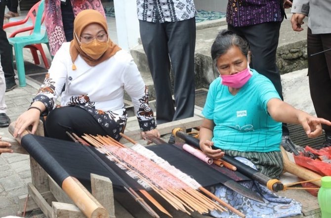 kunjungi pulau samosir intip potret keseruan menaker ida fauziyah di kampung ulos