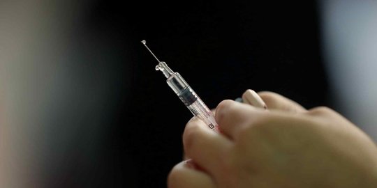 CEK FAKTA: Disinformasi Efek Samping Vaksin Covid-19 Membuat Kaki Relawan Melepuh