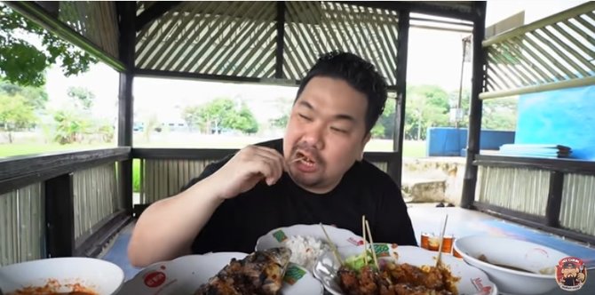 rumah makan di tengah sawah