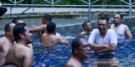 Satpol PP Dalami Pelanggaran Prokes Covid-19 Gubernur NTB saat Renang Ramai-Ramai