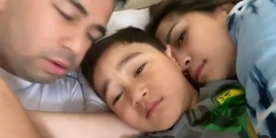 Potret Rafathar Foto Bareng Baby Aruni Anak Caca Tengker, Ekspresinya Bikin Gemas