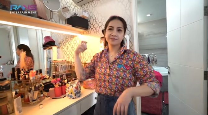 cara nagita pakai parfum