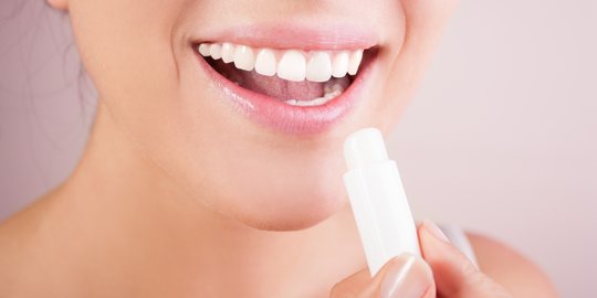 9 Cara Memerahkan Bibir yang Hitam Secara Alami, Mudah Dipraktikkan Sendiri