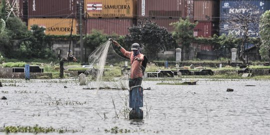 Menjala Ikan di Kuburan