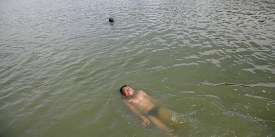 Minim Lahan Bermain, Anak-Anak Nekat Berenang di Danau Sunter