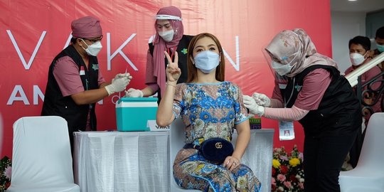 Potret Vega Darwanti Disuntik Vaksin Covid 19 Baju Yang Dipakai Bikin Salfok Netizen Merdeka Com