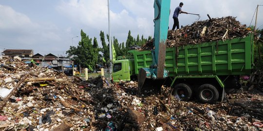 Ribuan Satgas Sampah Disiagakan 24 Jam Hadapi Cuaca Ekstrem Jakarta