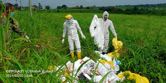 17 Karung Berisi APD Bekas Dibuang di Sawah, Sekda Bogor Murka