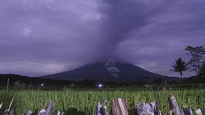 masa siaga bencana gunung semeru diperpanjang hingga 21 desember 2020