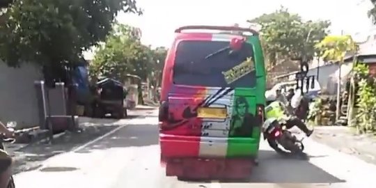 Viral Polisi di Probolinggo Diserempet Elf hingga Terpelanting, Ini Kronologinya