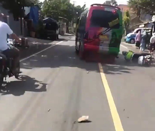 video polisi diserempet mobil elf