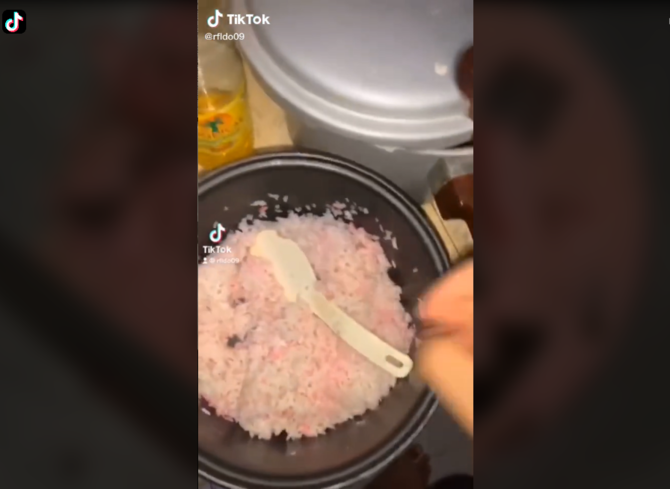 viral ibu amp neneknya masak nasi sayur serba pink