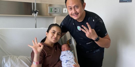 Artis Ftv Kadek Devie Melahirkan Anak Ketiga Ini Potret Bayinya Yang Bikin Gemas Merdeka Com Artis Ftv Kadek Devie Melahirkan Anak Ketiga Ini Potret Bayinya Yang Bikin Gemas Merdeka Com
