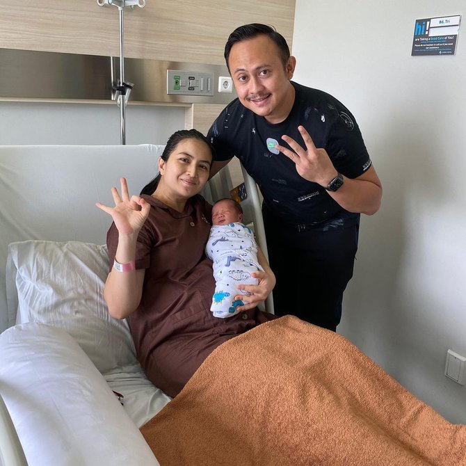 kadek devie melahirkan anak ketiga