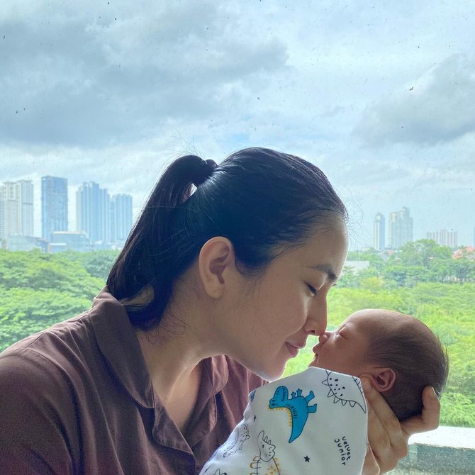 kadek devie melahirkan anak ketiga