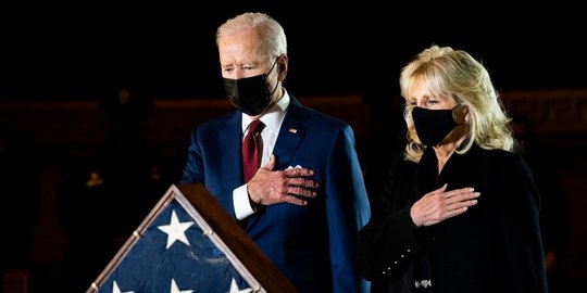 Ekspresi Joe Biden Beri Penghormatan Kepada Polisi yang Tewas di Gedung Capitol