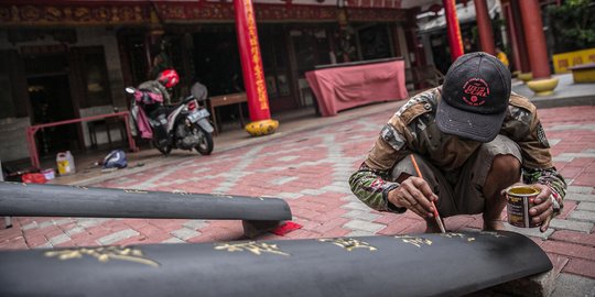 Mempercantik Wihara Jelang Imlek