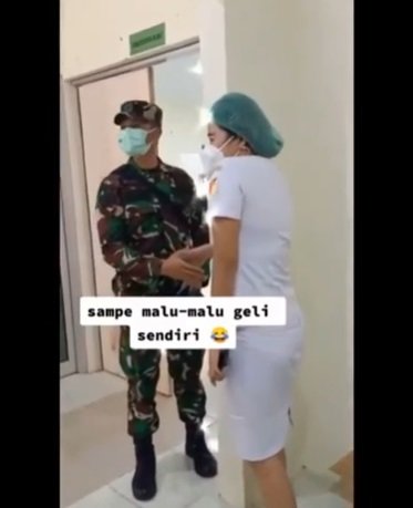 perawat ini malu malu kucing mau kenalan dengan anggota tni