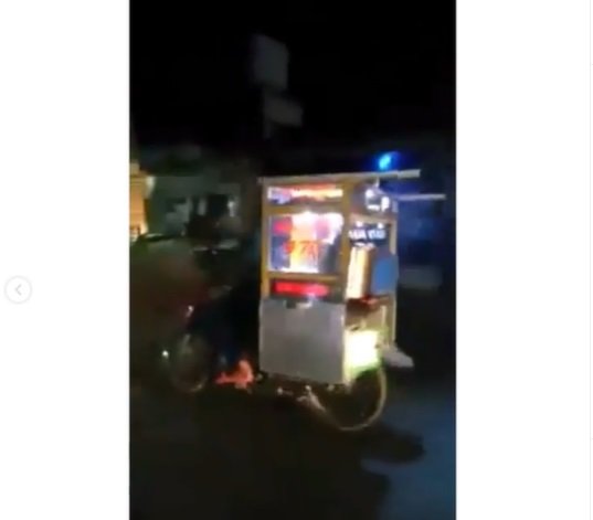 Viral Momen Pedagang Bawa Motor Gerobak Ugal Ugalan Hingga Apes Seruduk