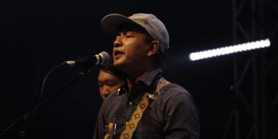 Lirik Lagu Sang Penghibur Padi Merdeka Com