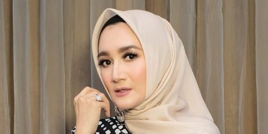 Kini Jadi Istri Dokter, Ini 4 Potret Nini Carlina yang Jarang Tersorot