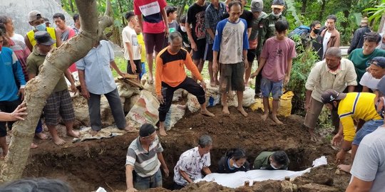 Dua Korban Banjir Bandang di Pasuruan Dimakamkan Dalam Satu Liang Lahat