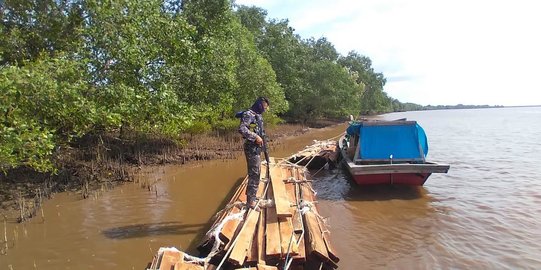 Nakhoda Kapal Pompong Ketahuan Bawa Kayu Ilegal di Perairan Lalang Siak