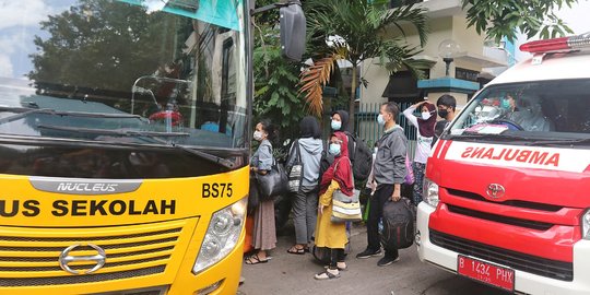 Pasien Covid-19 OTG Dijemput Bus Sekolah ke Tempat Isolasi