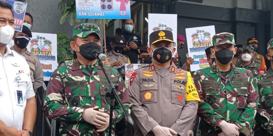 Kapolda Metro dan Pangdam Jaya Tinjau Penerapan Prokes di Stasiun Jakarta Kota