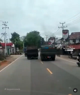 video kendaraan tni pepet sopir truk di jalan raya