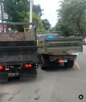 video kendaraan tni pepet sopir truk di jalan raya
