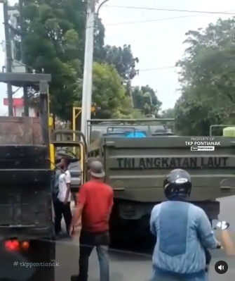 video kendaraan tni pepet sopir truk di jalan raya